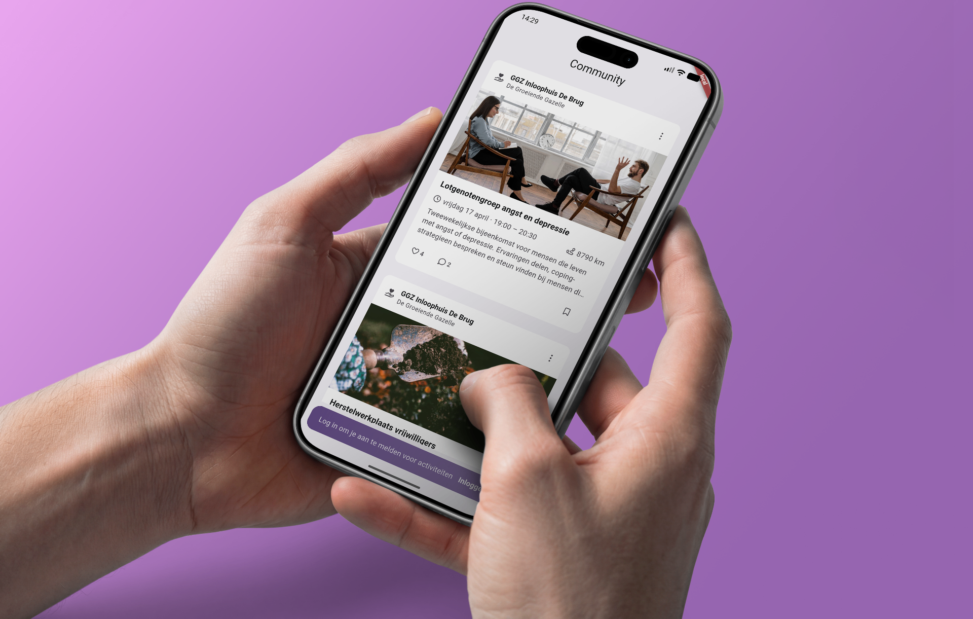 Handen met een iPhone waarop de Octopus Community-app te zien is